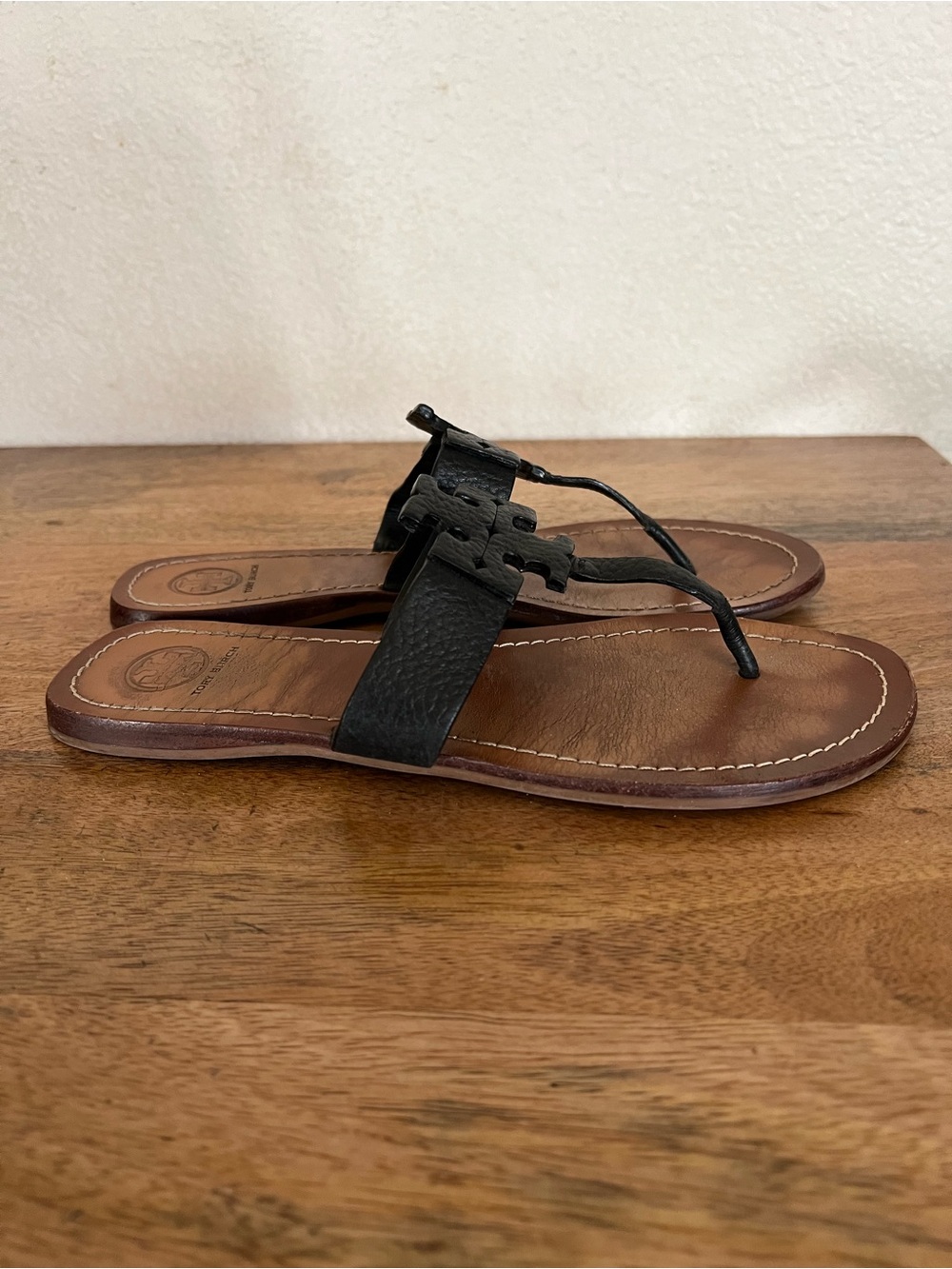 Tory Burch Black Leather Logo Thong Sandals with Brown Footbed - Picture 2 of 11
